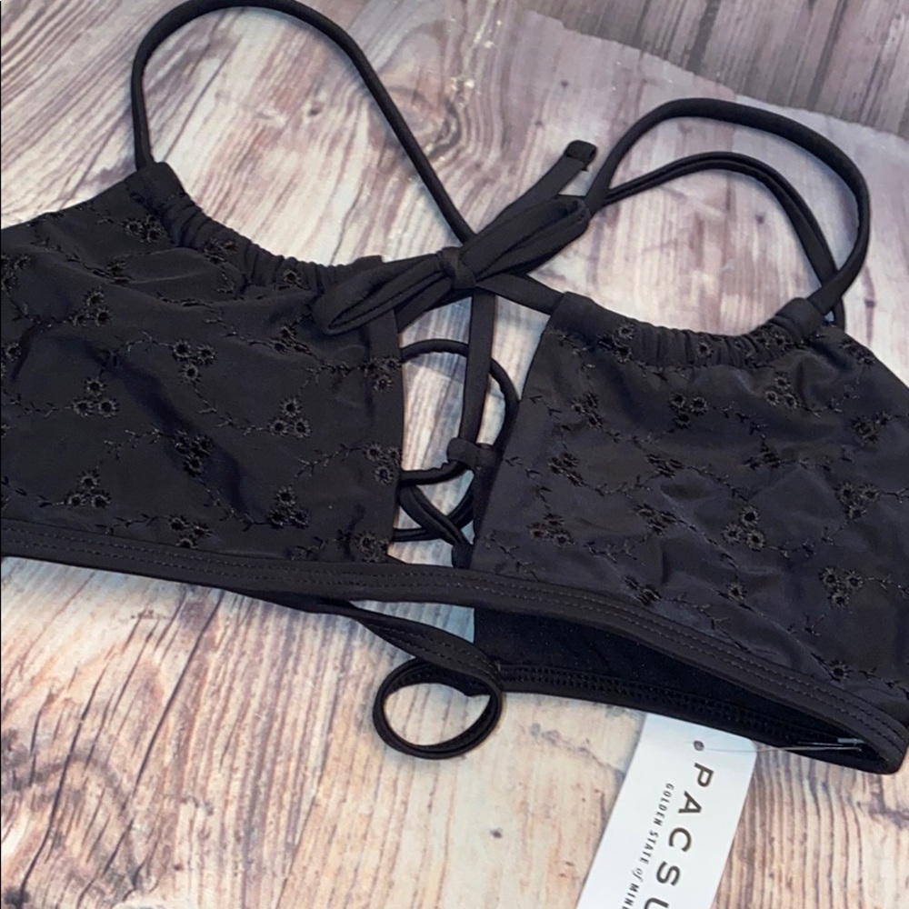 ✌🏻🖤 La hearts black cut out bikini top 🖤✌🏻 - Picture 4 of 7